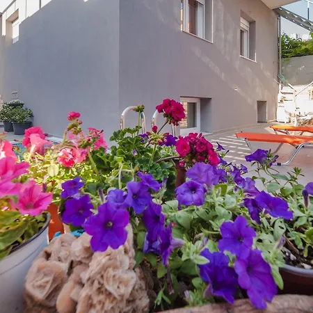 Skandalakis Homes & *